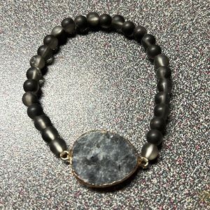Bead bracelet with stone